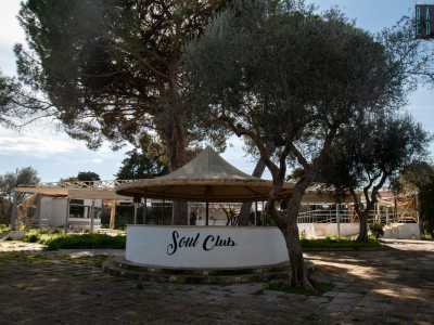 A confermarcelo il gazebo con la scritta Soul Club...

